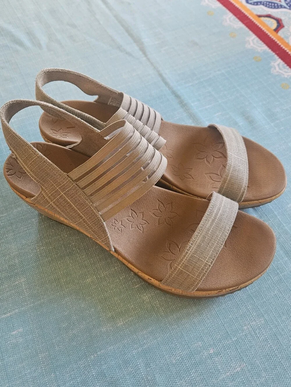 Skechers Womens LUXE FOAM Wedge Sandal Size 10